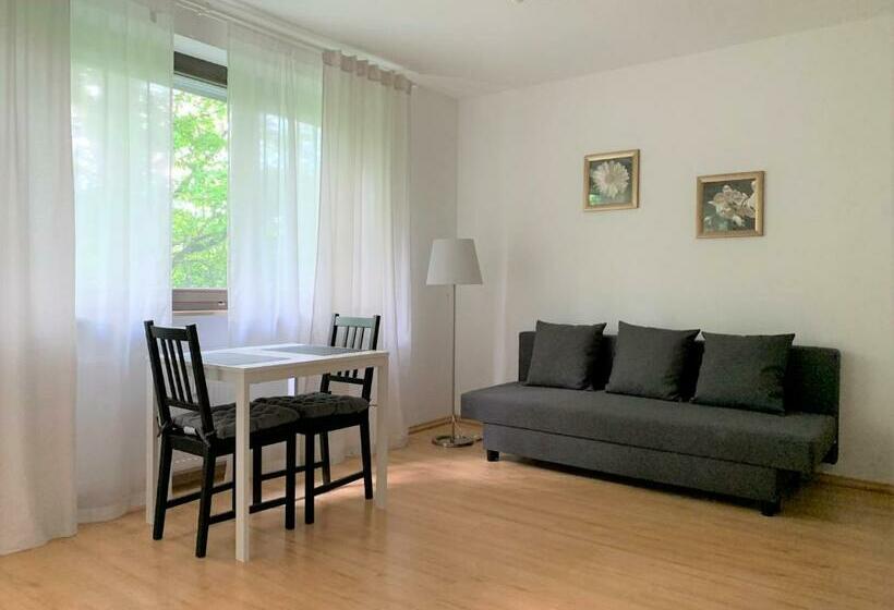 Gemütliche 2 Zimmer Wohnung Mit Küche, Bad, Kostenfreiem Wlan Und Netflix