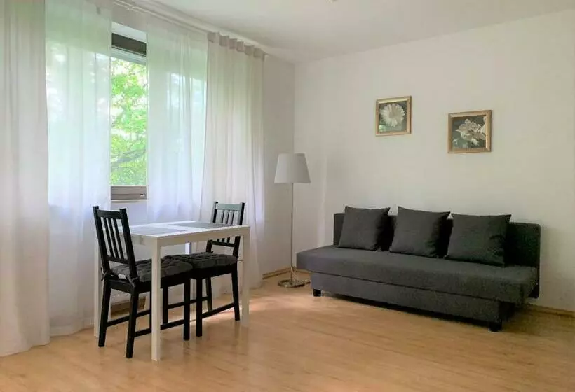 Gemütliche 2 Zimmer Wohnung Mit Küche, Bad, Kostenfreiem Wlan Und Netflix