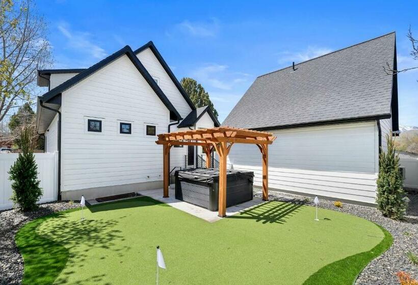 New Mountain Retreat With Hot Tub & Putting Green