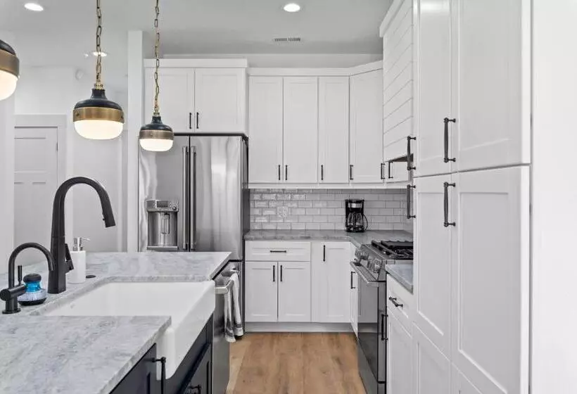 New Mountain Retreat With Hot Tub & Putting Green