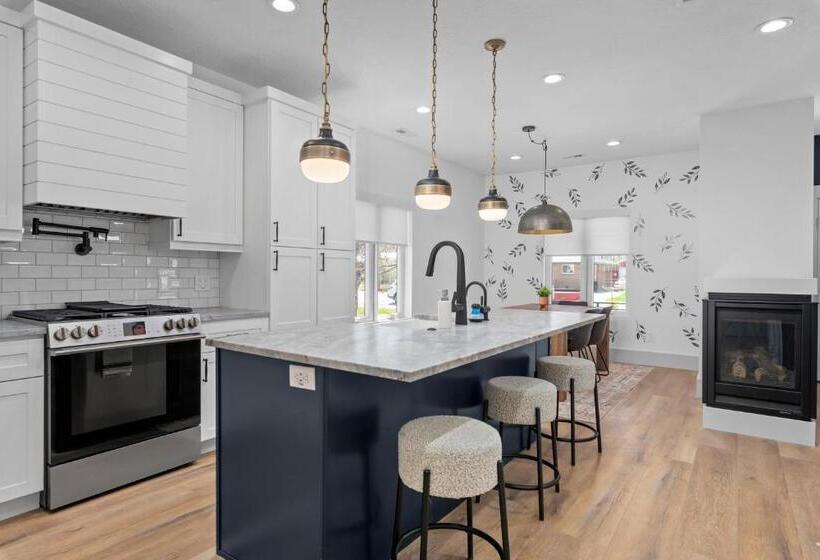 New Mountain Retreat With Hot Tub & Putting Green