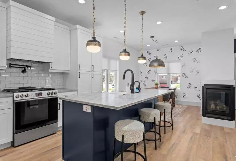 New Mountain Retreat With Hot Tub & Putting Green