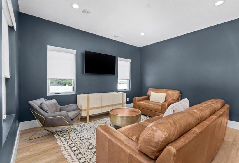 New Mountain Retreat With Hot Tub & Putting Green