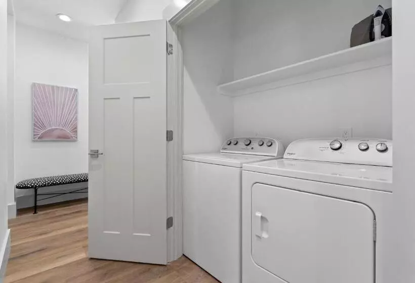 New Mountain Retreat With Hot Tub & Putting Green