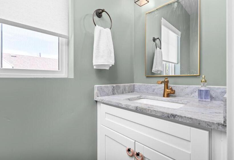 New Mountain Retreat With Hot Tub & Putting Green