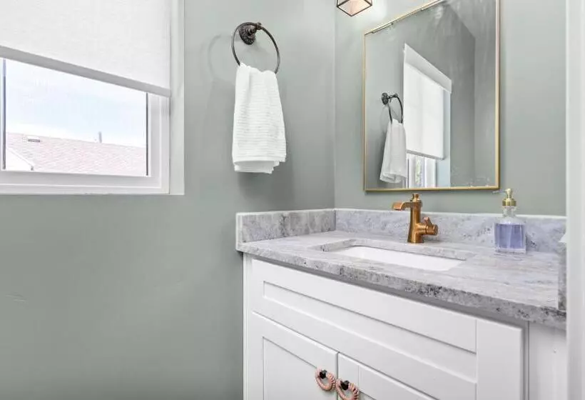 New Mountain Retreat With Hot Tub & Putting Green