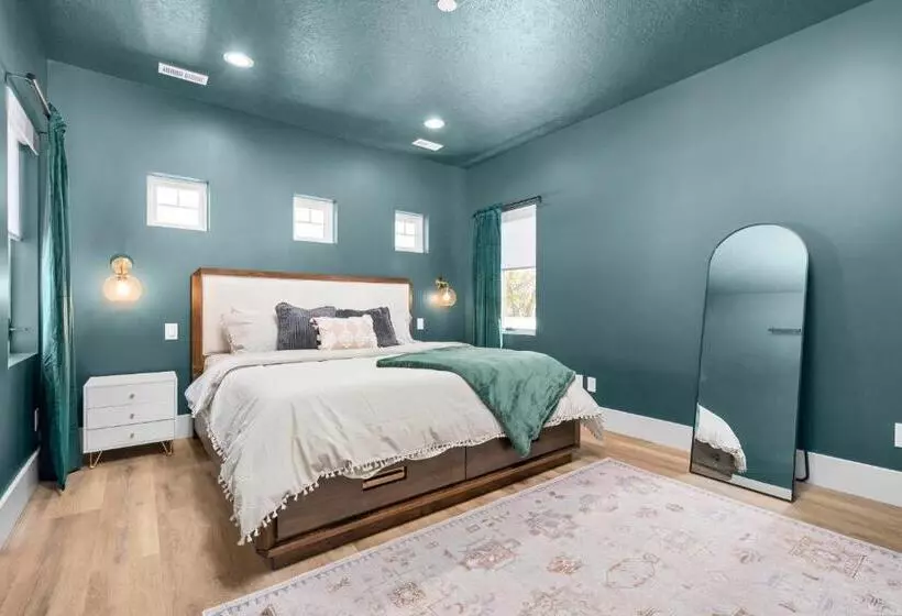 New Mountain Retreat With Hot Tub & Putting Green