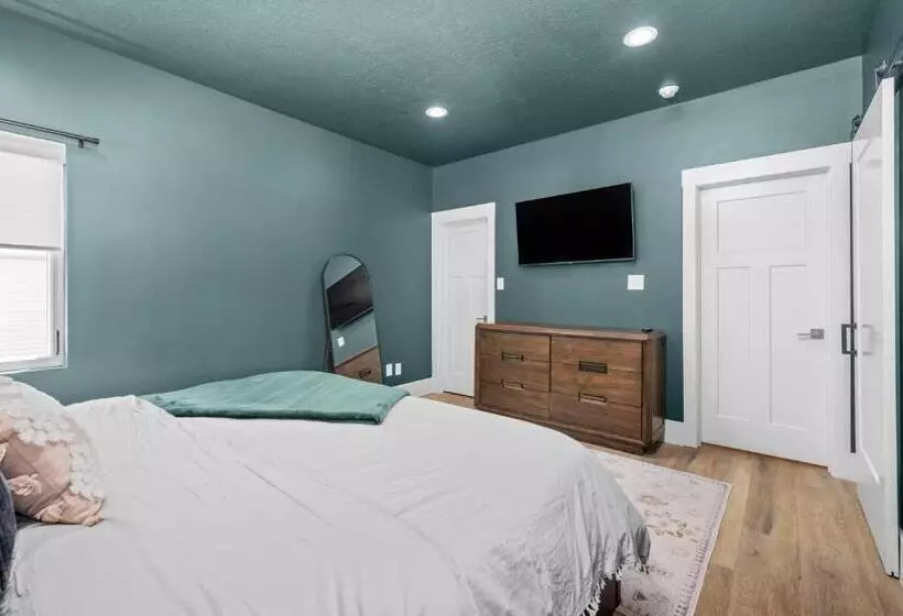 New Mountain Retreat With Hot Tub & Putting Green