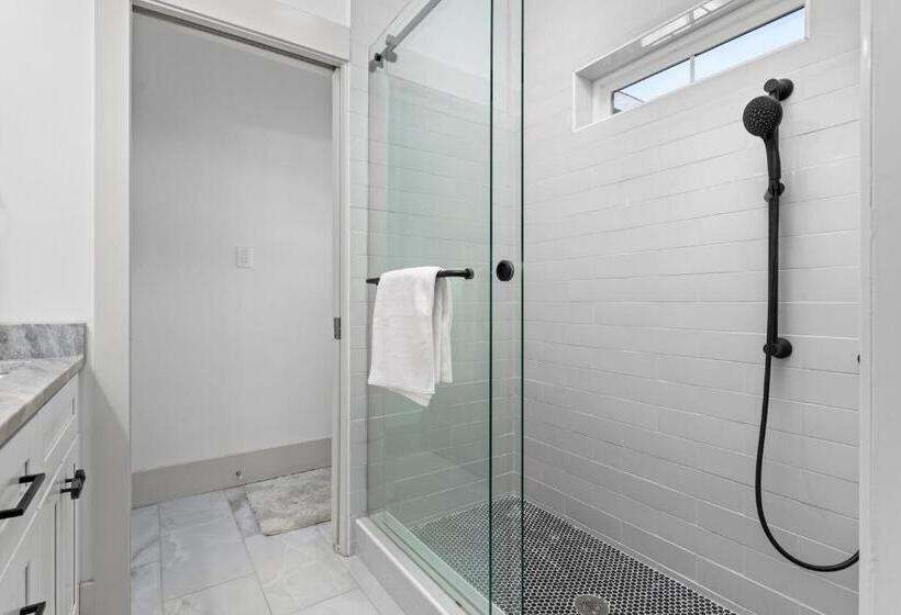 New Mountain Retreat With Hot Tub & Putting Green