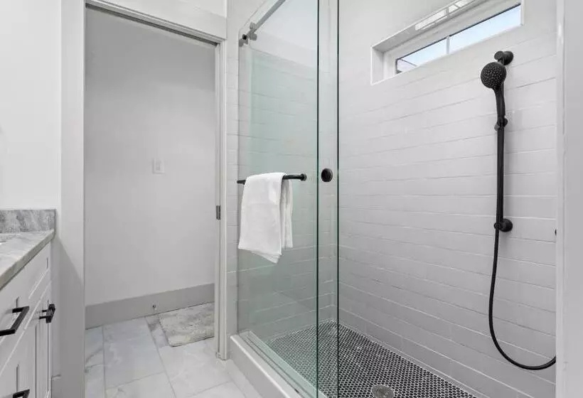 New Mountain Retreat With Hot Tub & Putting Green