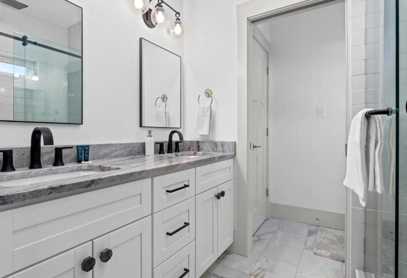 New Mountain Retreat With Hot Tub & Putting Green