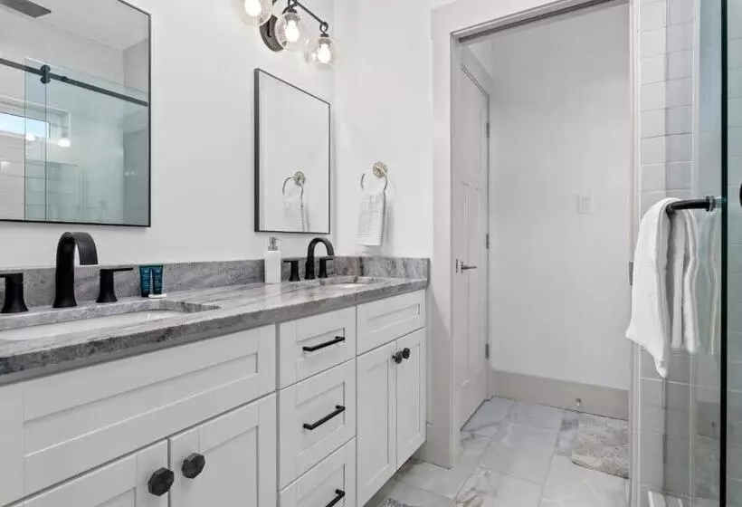 New Mountain Retreat With Hot Tub & Putting Green