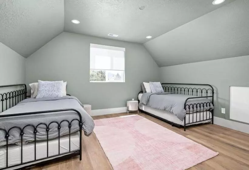 New Mountain Retreat With Hot Tub & Putting Green