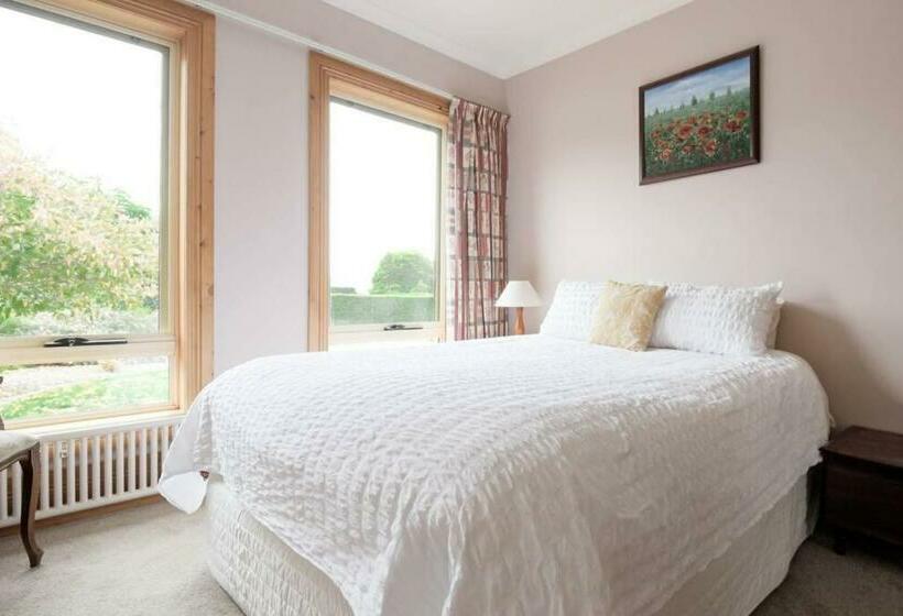 Rural Apartment With Stunning Views!