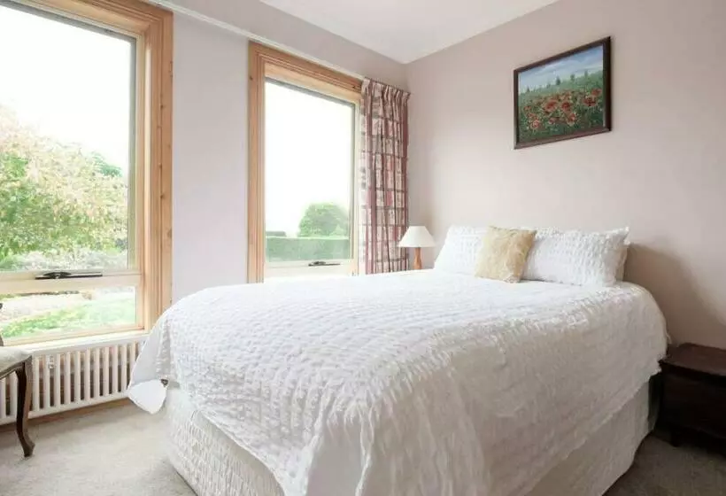 Rural Apartment With Stunning Views!