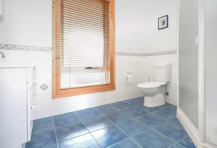 Rural Apartment With Stunning Views!