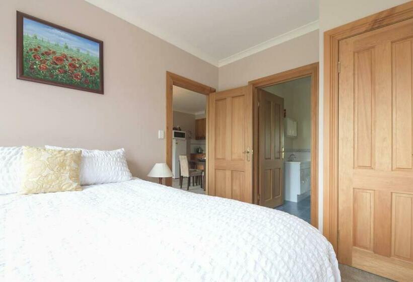 Rural Apartment With Stunning Views!