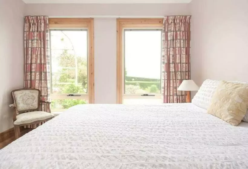 Rural Apartment With Stunning Views!