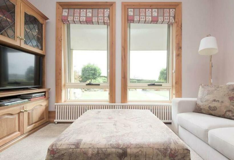 Rural Apartment With Stunning Views!