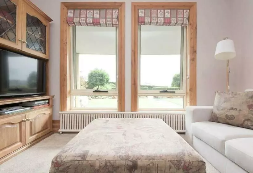 Rural Apartment With Stunning Views!