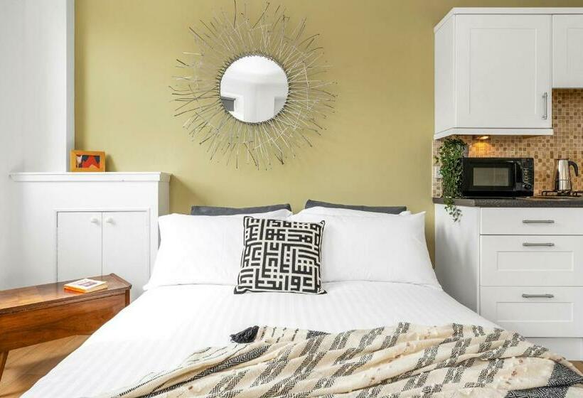 Cozy With Character Lovely Central Apartment