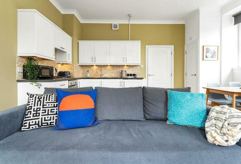 Cozy With Character Lovely Central Apartment