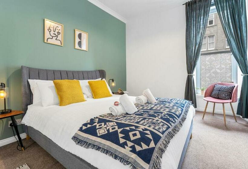 Cozy With Character Lovely Central Apartment