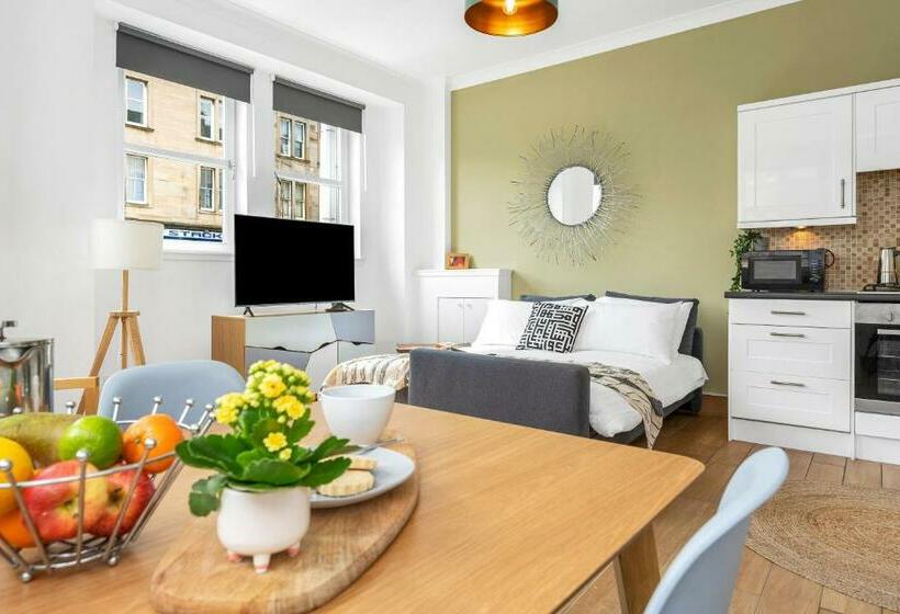 Cozy With Character Lovely Central Apartment