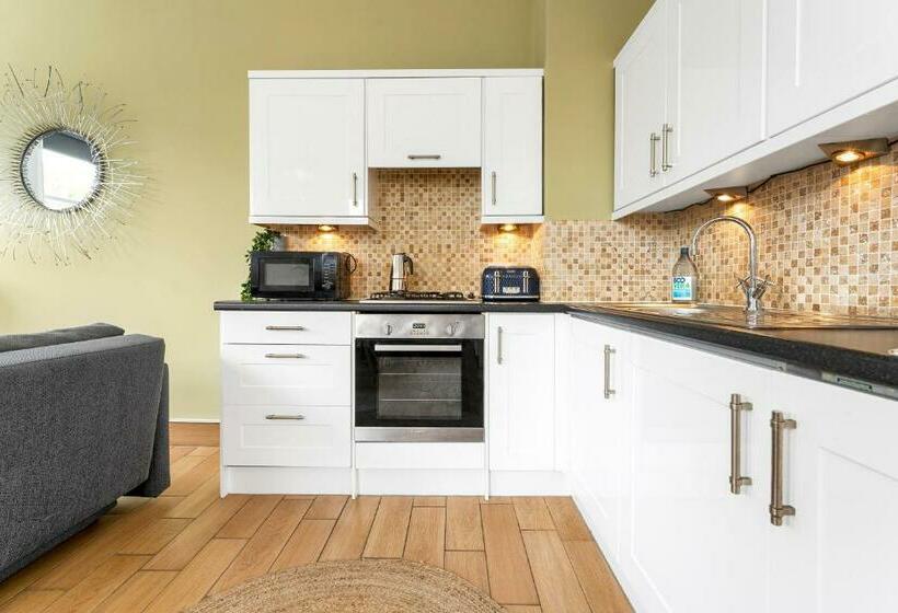 Cozy With Character Lovely Central Apartment