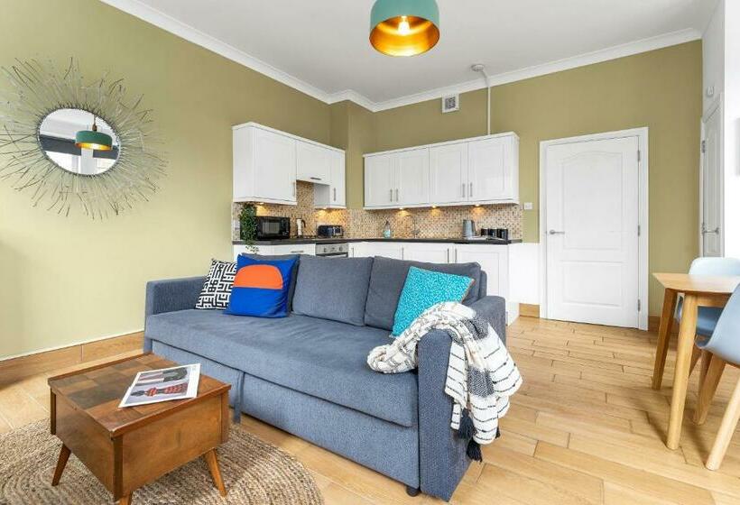 Cozy With Character Lovely Central Apartment