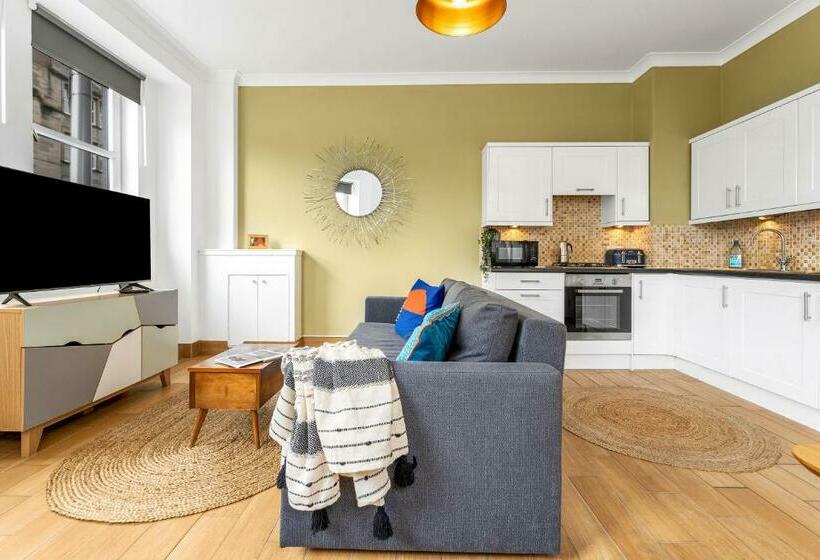 Cozy With Character Lovely Central Apartment