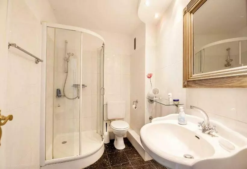 Ferienwohnung Mit Balkon Sonnig 4 Stock Schwimmbad Sauna Inklusive 100m Zum Strand