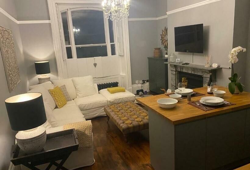Chic Apt In Central Cheltenham