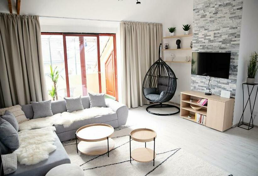 Cozy Modern Apartment In The Old Town Hlavna Street