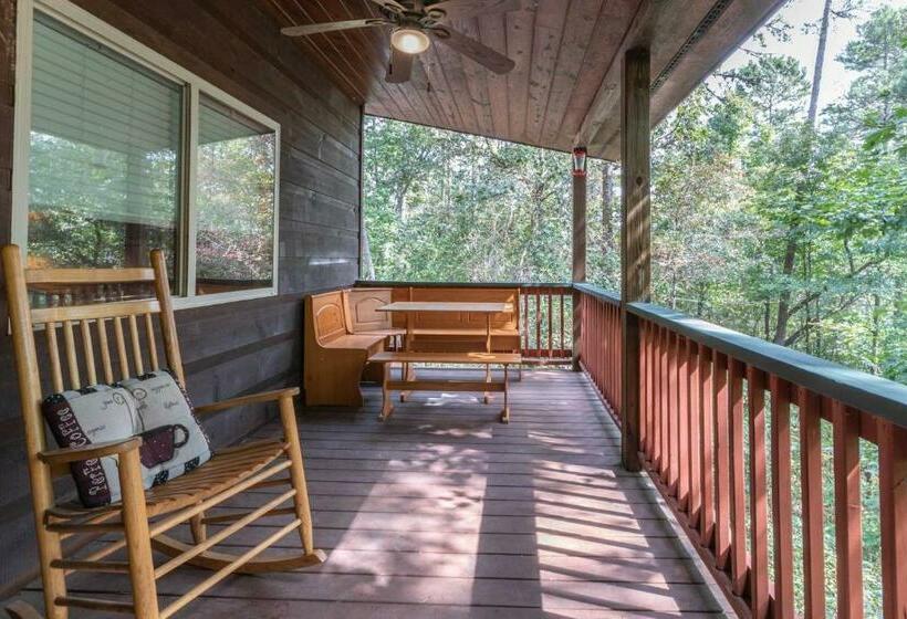 Saltys Cabin In The Clough