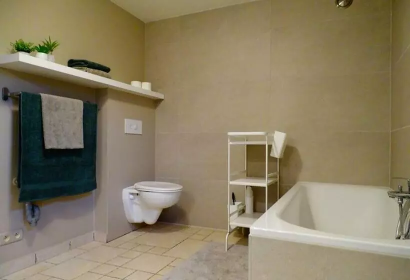 Au Coeur Des Collines, Charmette