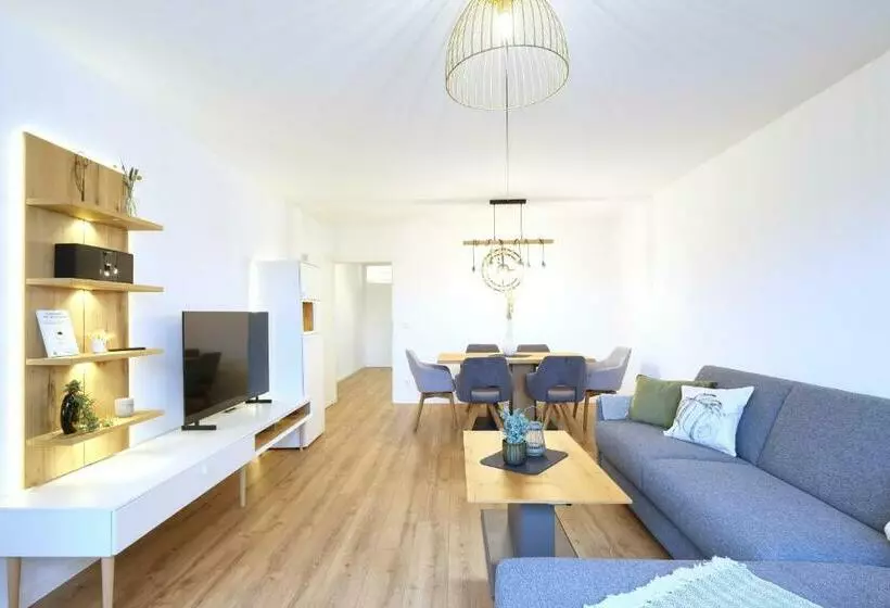 Topeingerichtete Große 2 Zimmer Wohnung