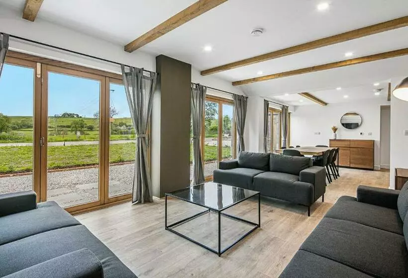 The Coach House At Dovedale Manor