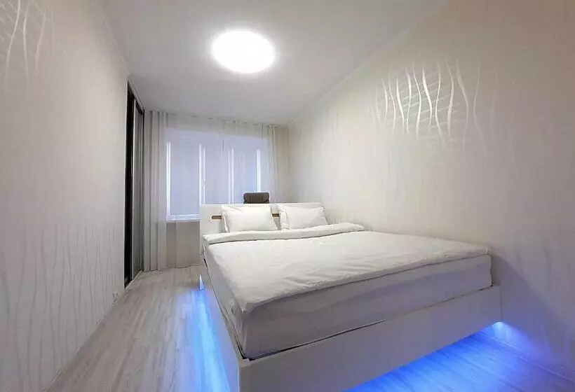 червоне і біле мережа квартир Alex Apartments документи для відряджень безконтактне заселення 24 7