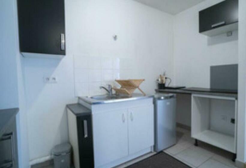 Lovely 1 Bedroom Unit With Free Parking On Premise