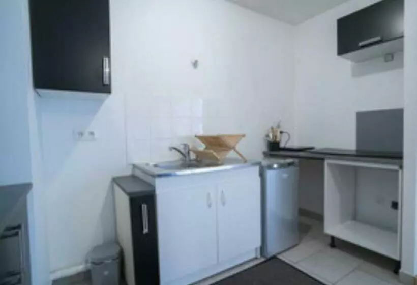 Lovely 1 Bedroom Unit With Free Parking On Premise