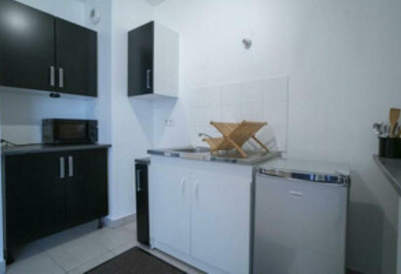 Lovely 1 Bedroom Unit With Free Parking On Premise