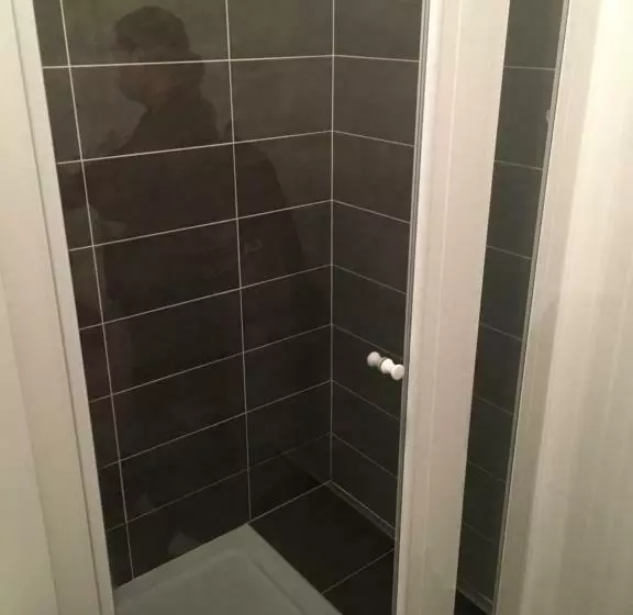 Lovely 1 Bedroom Unit With Free Parking On Premise
