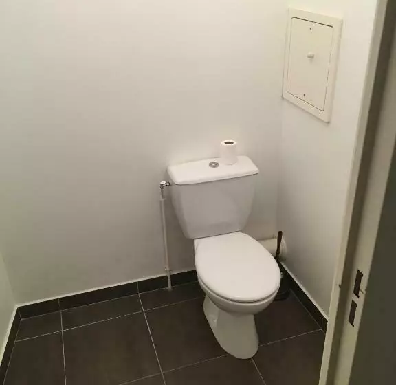 Lovely 1 Bedroom Unit With Free Parking On Premise