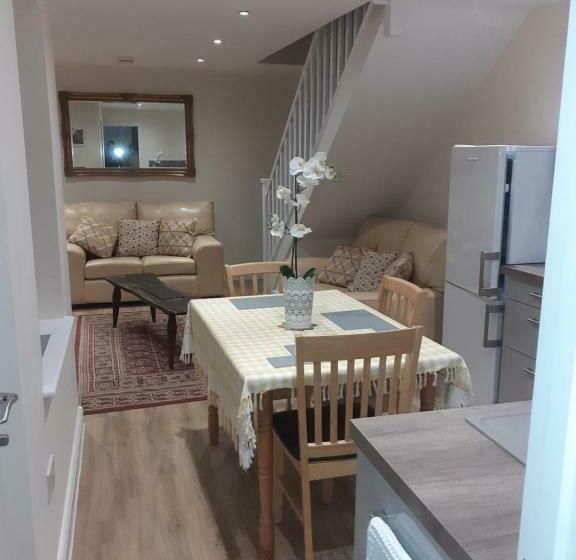 Station Retreat 6b Comberton Terrace