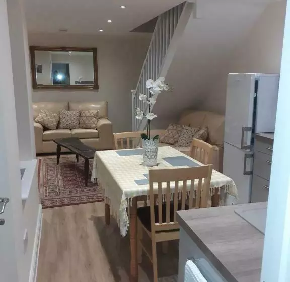 Station Retreat 6b Comberton Terrace