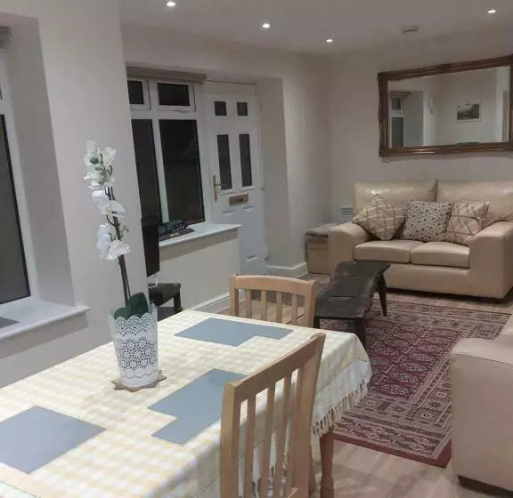 Station Retreat 6b Comberton Terrace