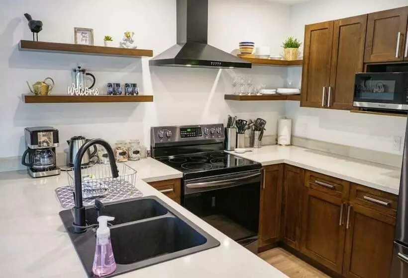 Storm Bay Modern 1 Bed Suite And Chefs Kitchen