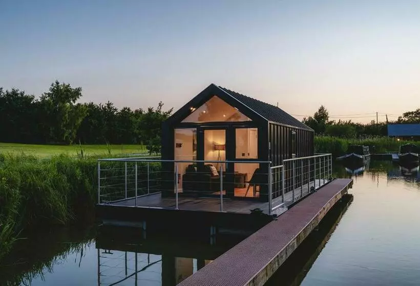 Tattenhall Marina Floating Pods