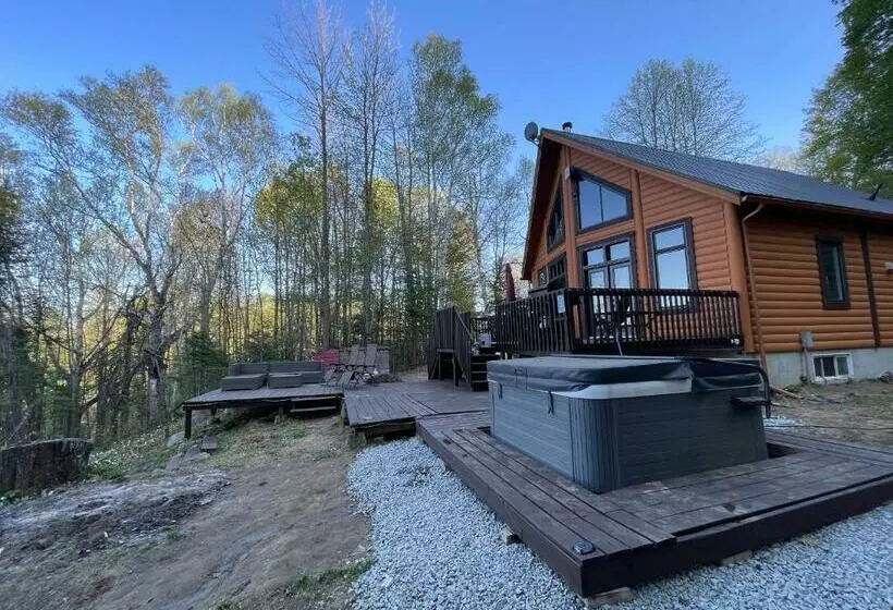 Joy S Chalet   Hottub, Lake, & Cottage